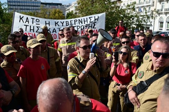 Από τη χθεσινή συγκέντρωση του Πανελλήνιου Σωματείου Συμβασιούχων Πυροσβεστών στην πλατεία Συντάγματος, όπου παραβρέθηκε και ο Δημήτρης Κουτσούμπας